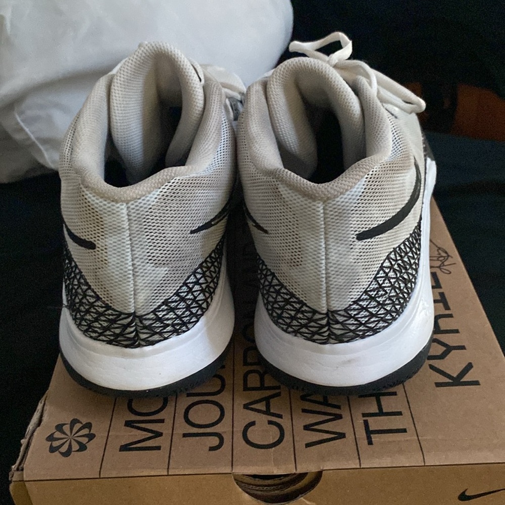 Kyrie flytrap 6 - Picture 3 of 3
